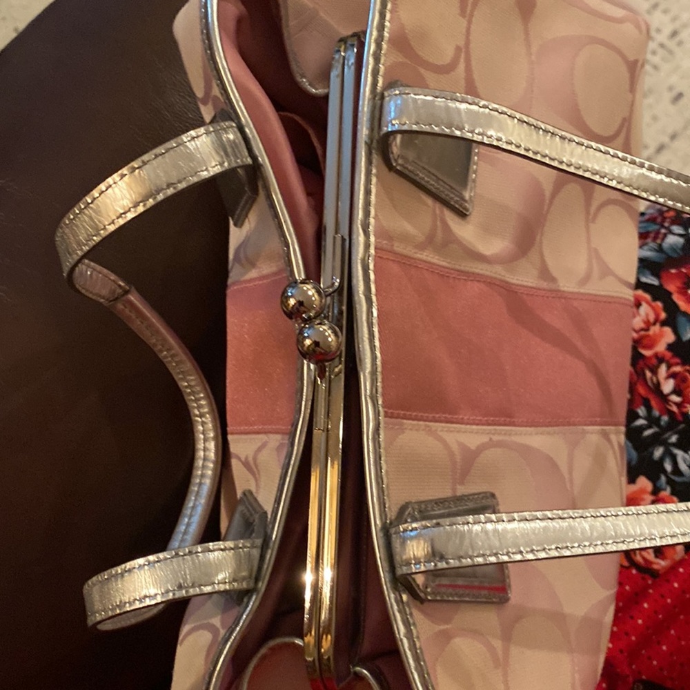 Coach carry all bag in pinks and silver. Kiss lock middle and 2 open large sides